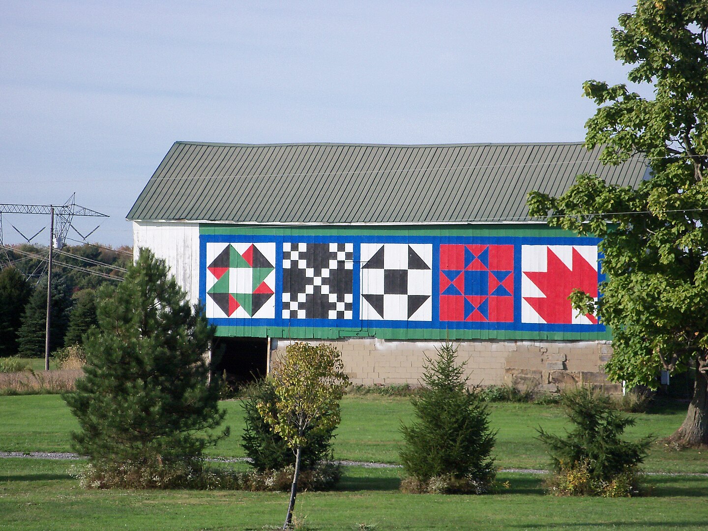 Figure 1: Quilt blocks on bank barn: Camelot Star, Irish Chain Block, Shoo Fly Block, Ohio Star and Maple Leaf Block. Photograph by Roseohioresident CC BY-SA